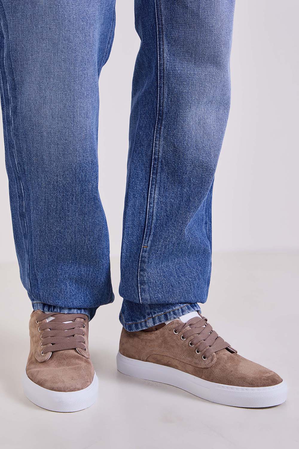 תמונת כל הלוק של נעלי סניקרס עור